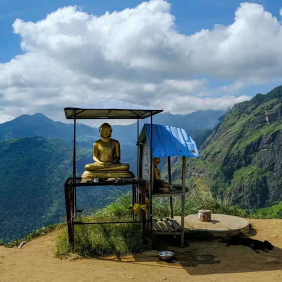 Statue de Bouddha dominant les collines verdoyantes du Sri Lanka