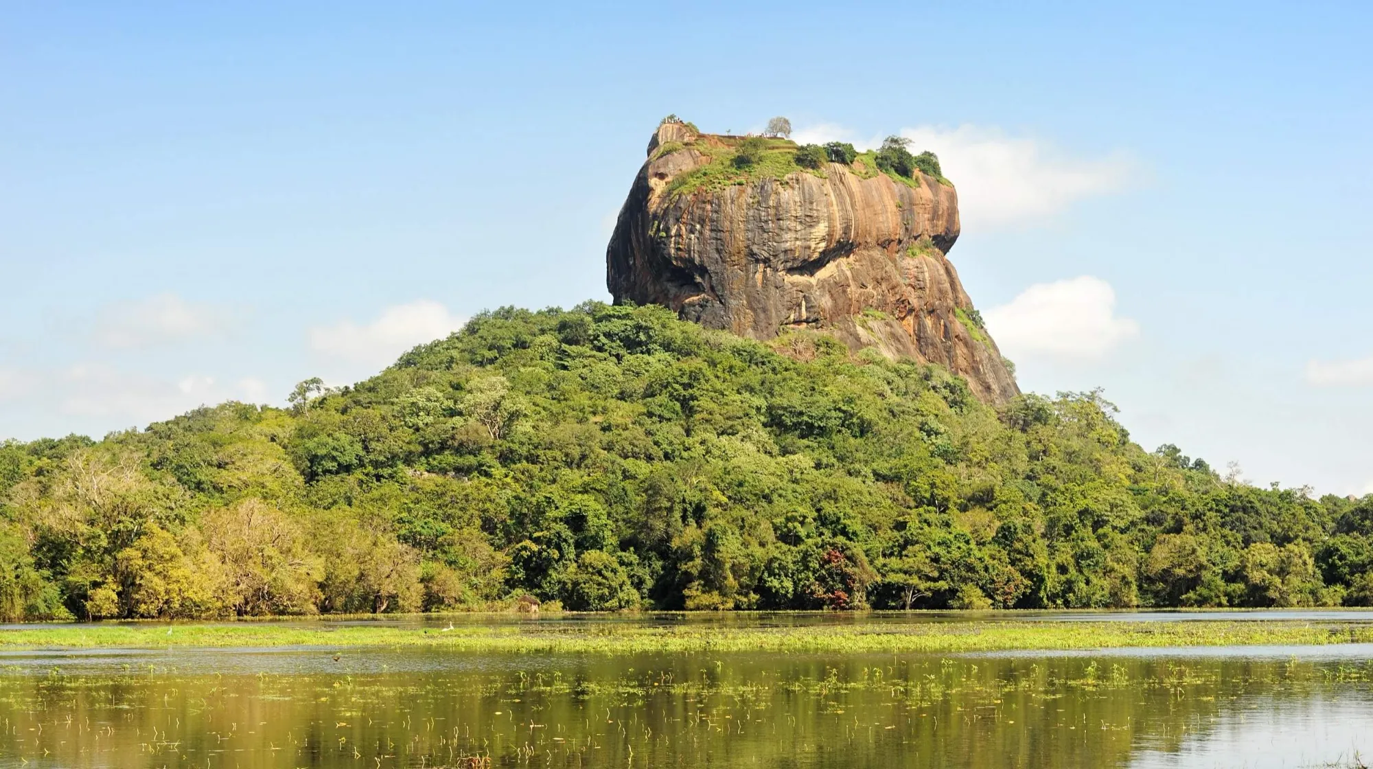 Sri Lanka — Découvrez la majesté du rocher Sigiriya, un site historique au cœur d'une nature luxuriante.