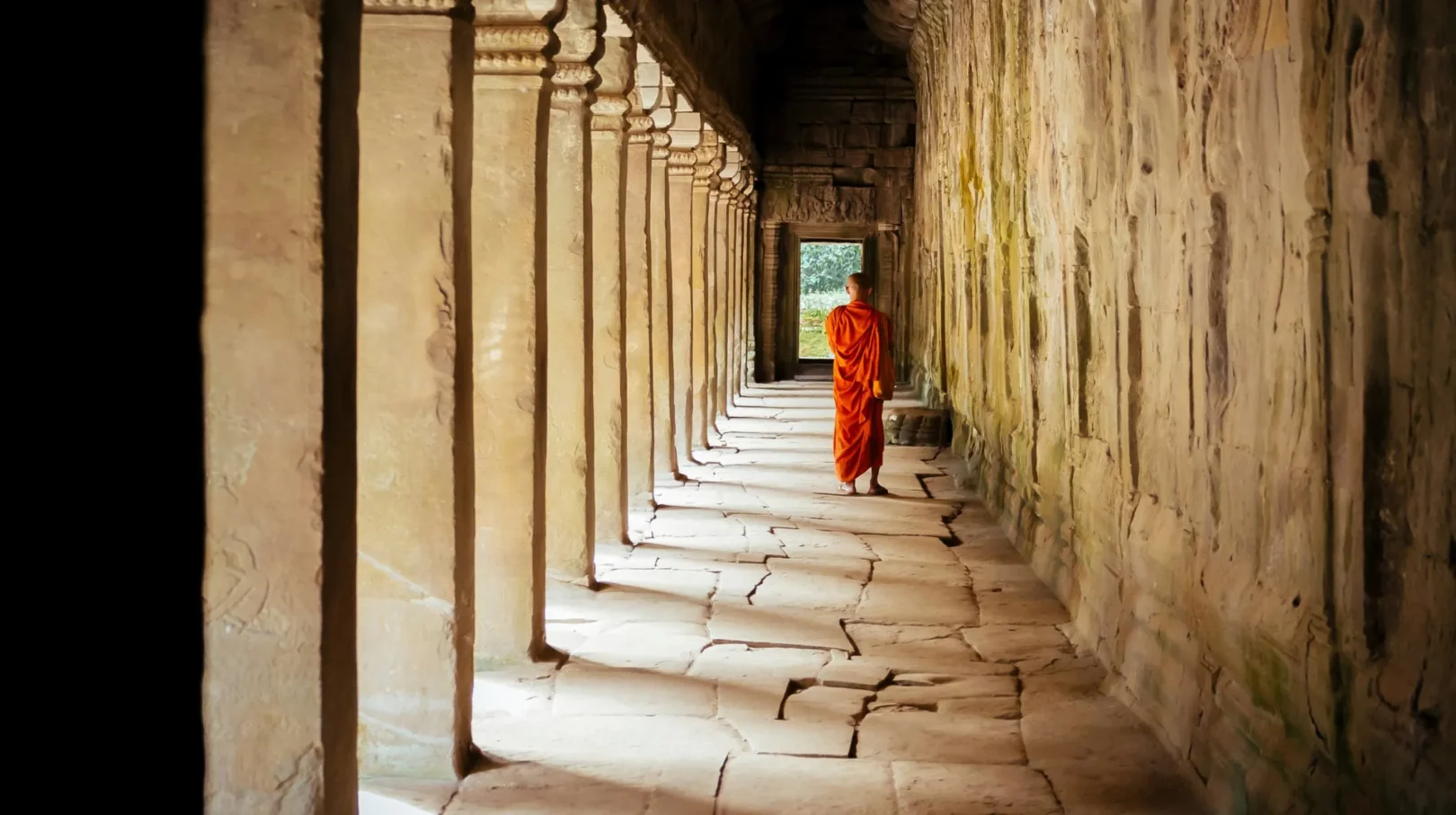 Angkor, Cambodge — une promenade paisible au cœur d'un site historique et enchanteur à découvrir.