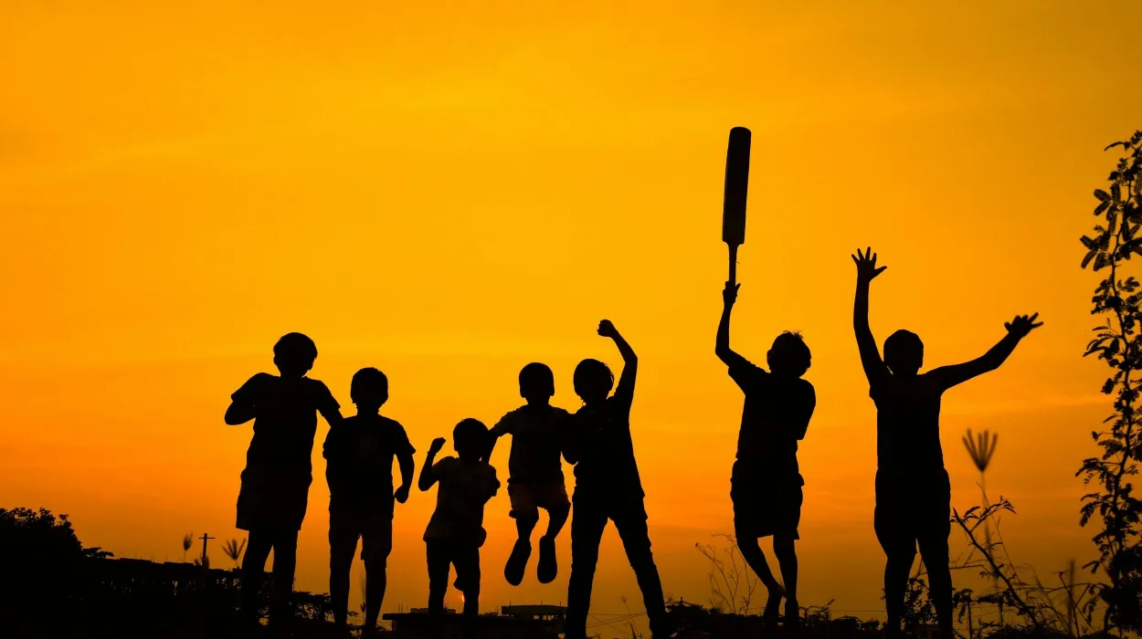 Enfants profitant d’un voyage inoubliable, jouant ensemble au coucher de soleil sur une île exotique.