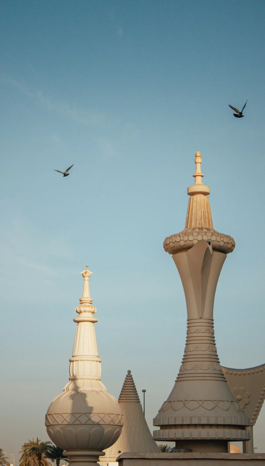 Architecture moderne, Abu dhabi— silhouettes majestueuses sous un ciel bleu éclatant.