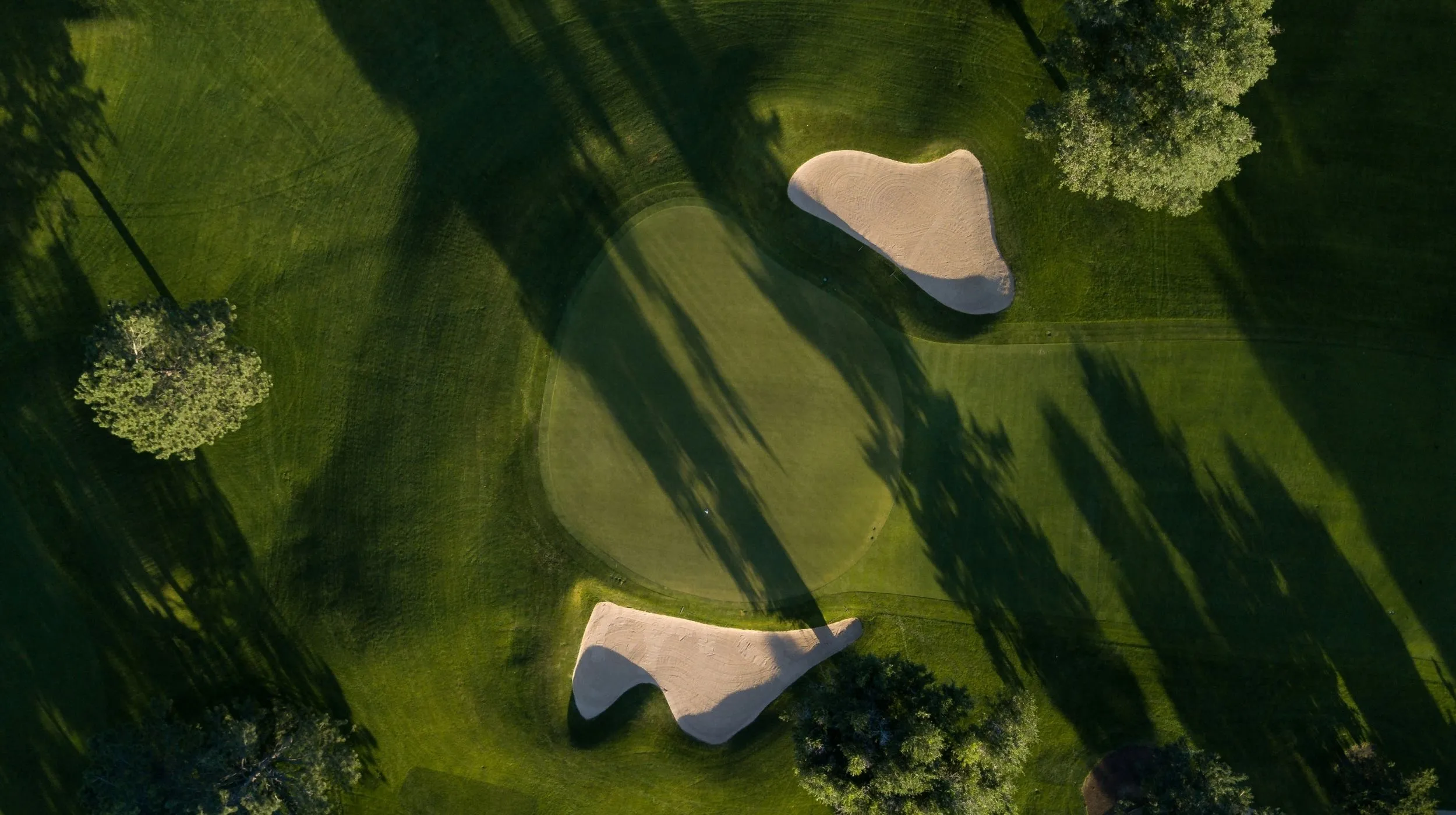 golf vue aerienne avec bunker et green
