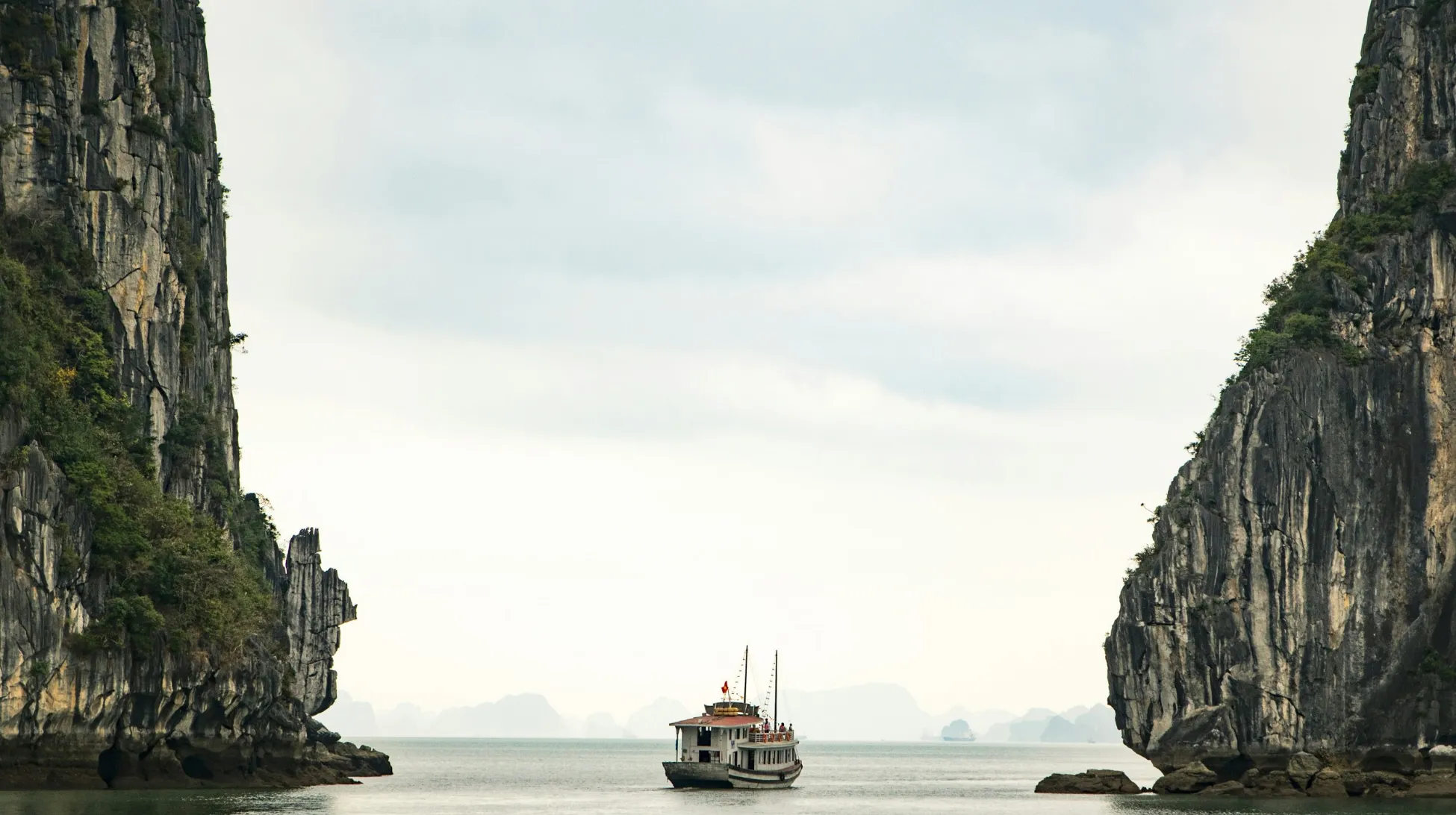 Baie d'Halong, Vietnam — une croisière paisible entre des falaises majestueuses et des eaux cristallines à explorer.