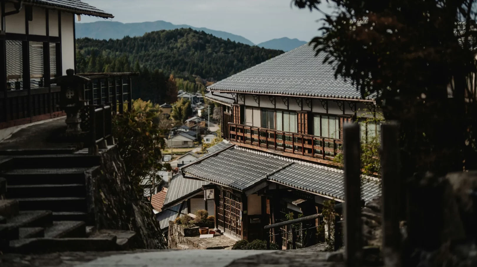 Japon — vue pittoresque d'un village traditionnel entouré de montagnes verdoyantes.