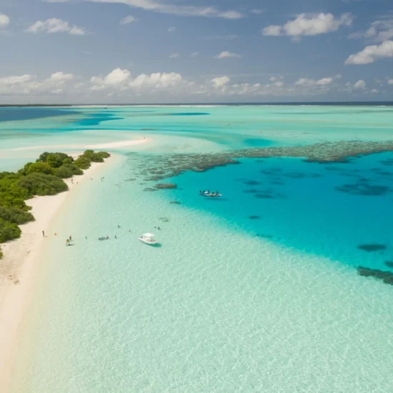Plage paradisiaque, Maldives — une invitation à plonger dans des eaux turquoise et à explorer un monde enchanteur.