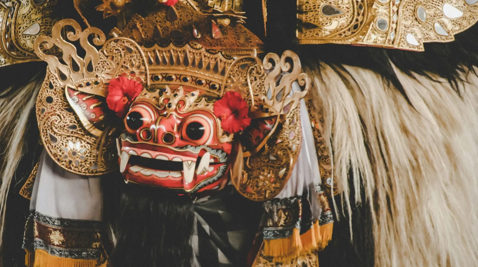 Masque traditionnel coloré et orné, représentant une scène culturelle fascinante.