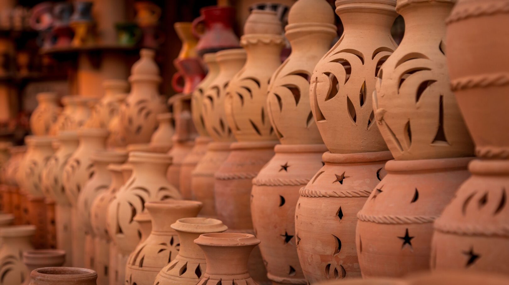 Poteries traditionnelles omanaises exposées dans un souk, reflet de l’artisanat local et des traditions millénaires d’Oman.