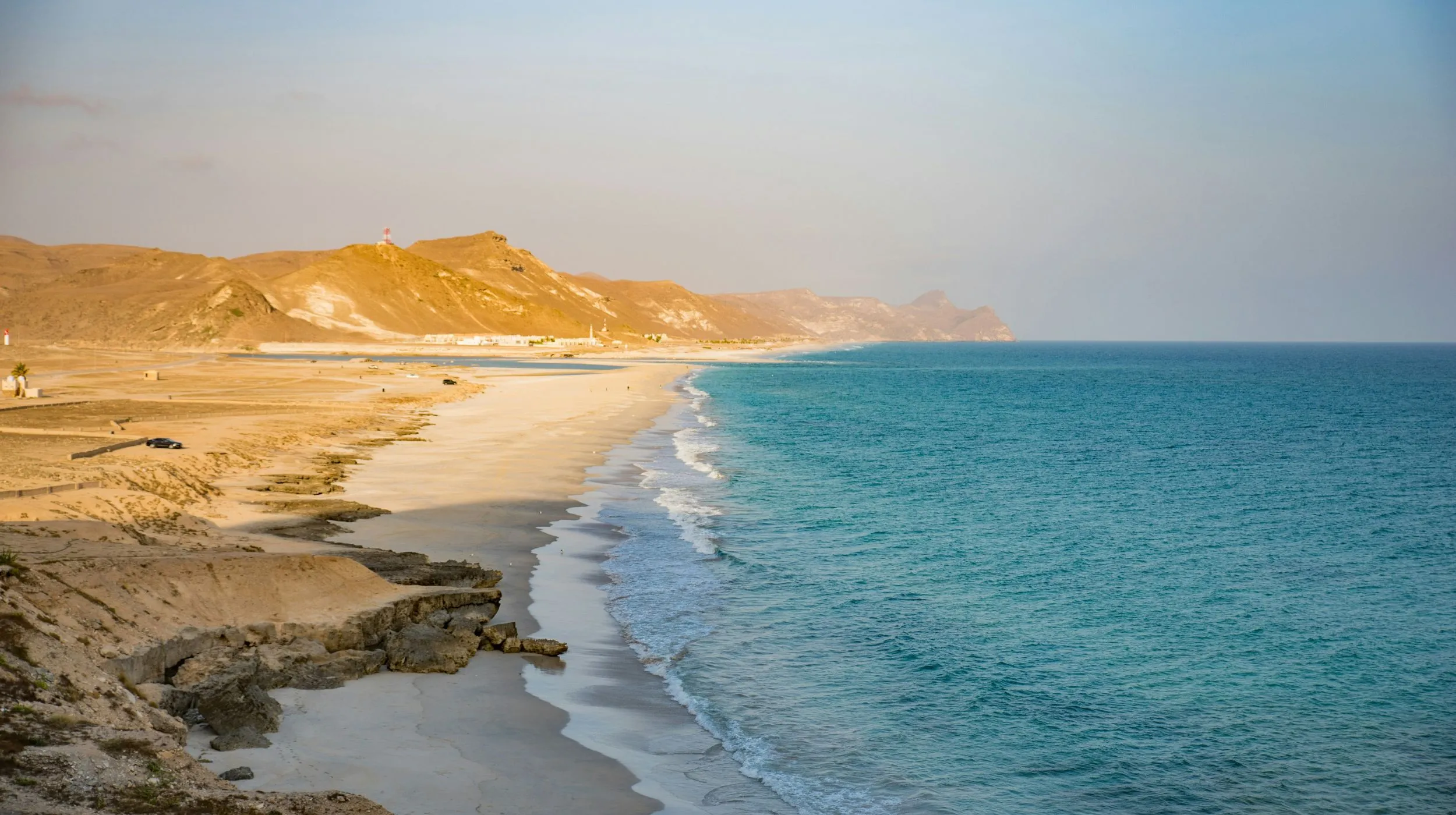 plage de salalah durant le coucher de soleil