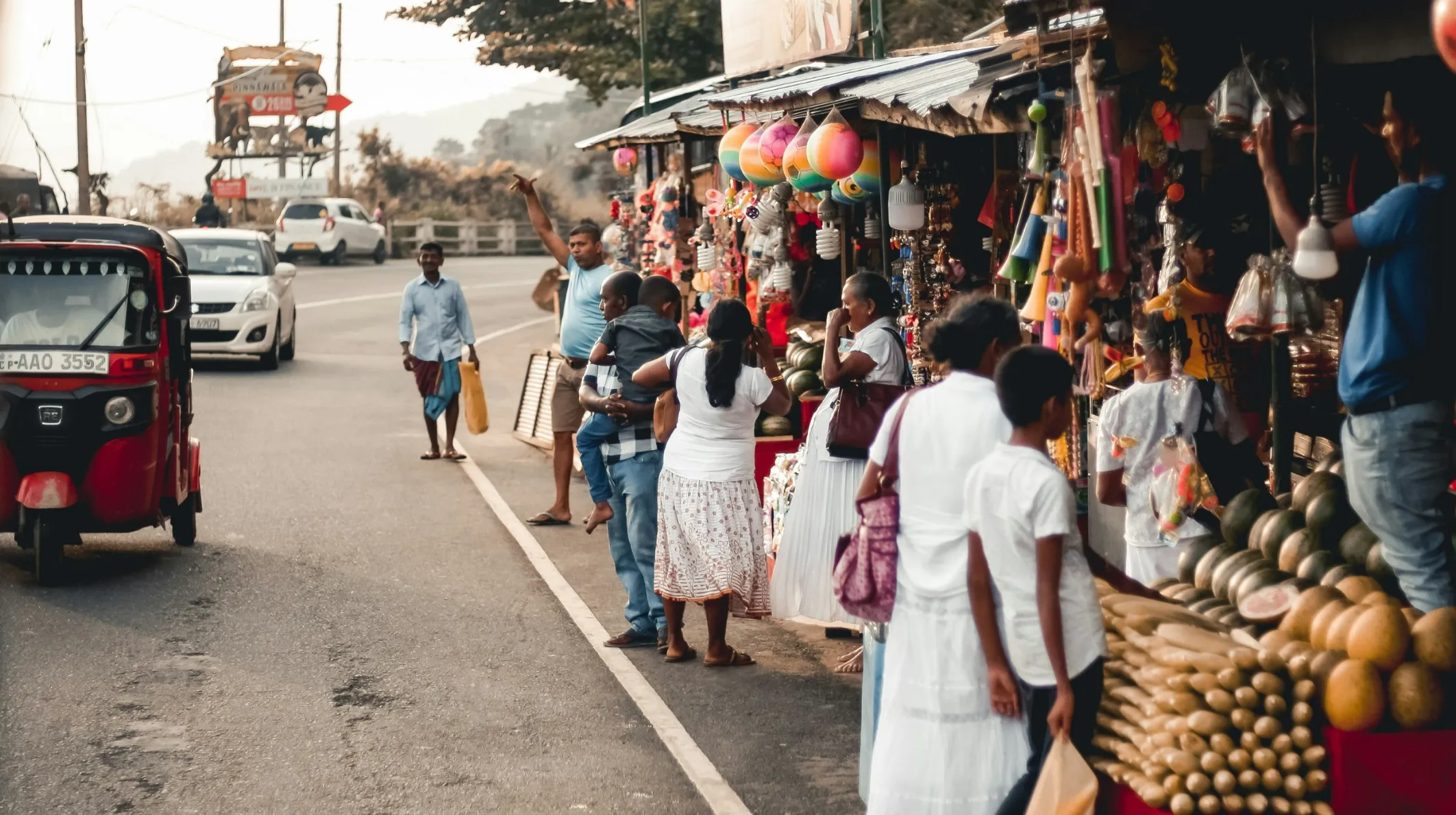 Scène animée d'un marché coloré, avec des vendeurs et des passants, évoquant une ambiance conviviale et chaleureuse.