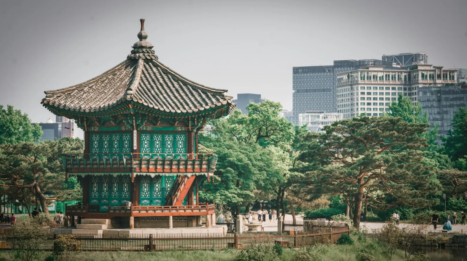 Séoul, Corée du Sud — Découvrez la beauté envoûtante d'un pavillon traditionnel au cœur d'un parc verdoyant.