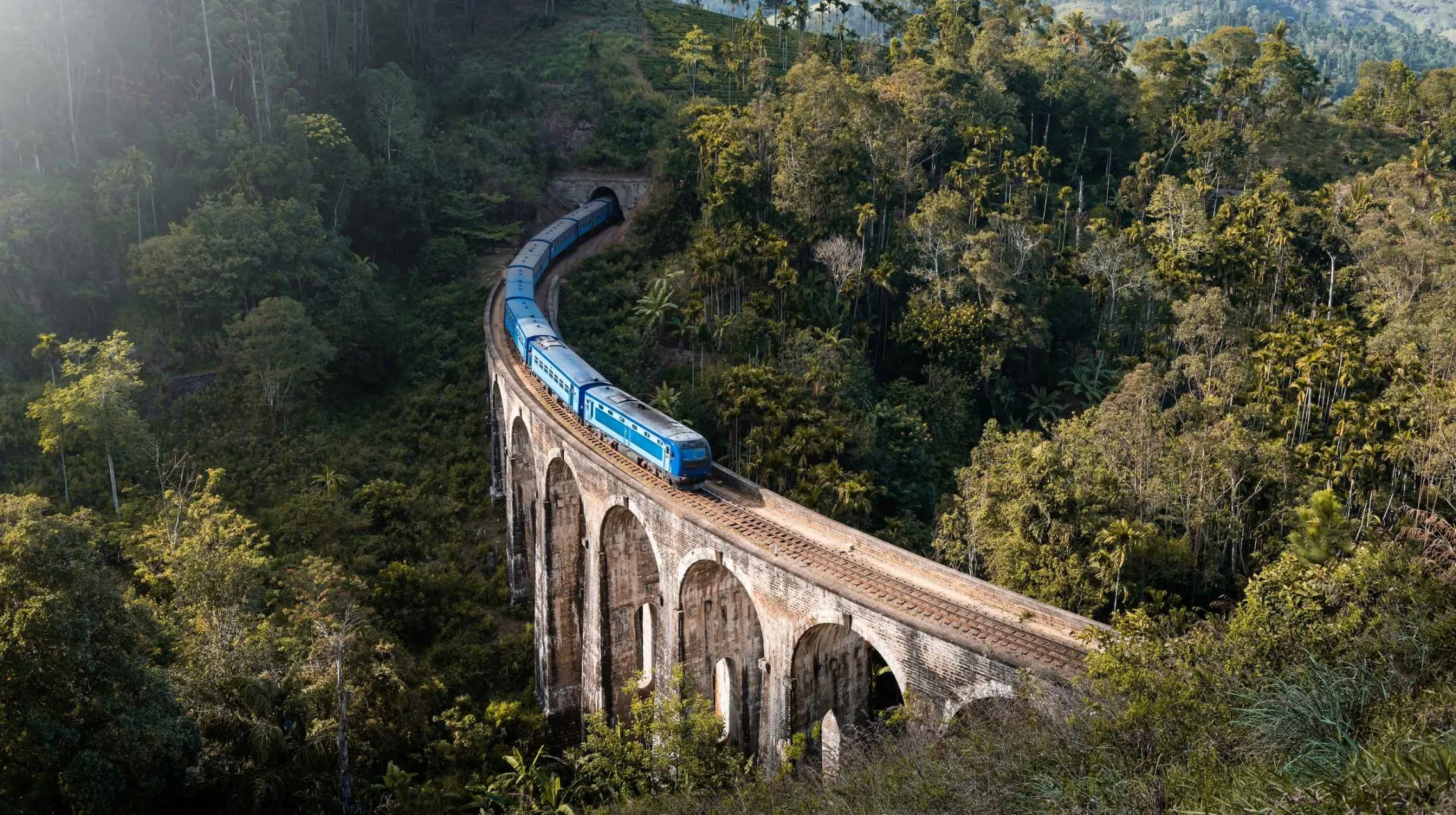 Train bleu du Sri lanka à Ella traversant le pont aux neuf arches dans la jungle luxuriante d’Ella, Sri Lanka, voyage panoramique emblématique et attraction touristique incontournable