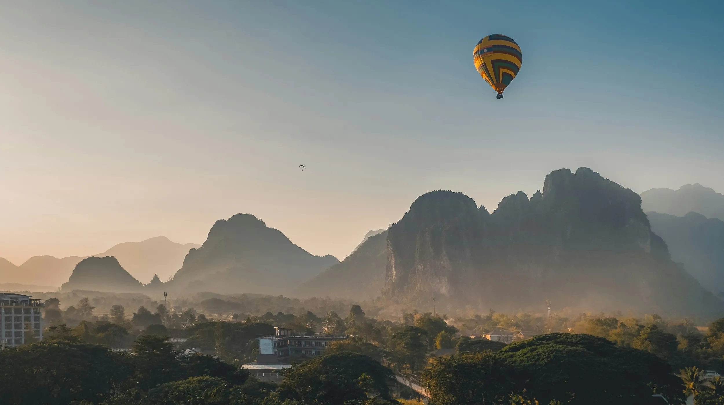 Vang Vieng, Laos — survolez des paysages enchanteurs entre montagnes majestueuses et rivières paisibles.