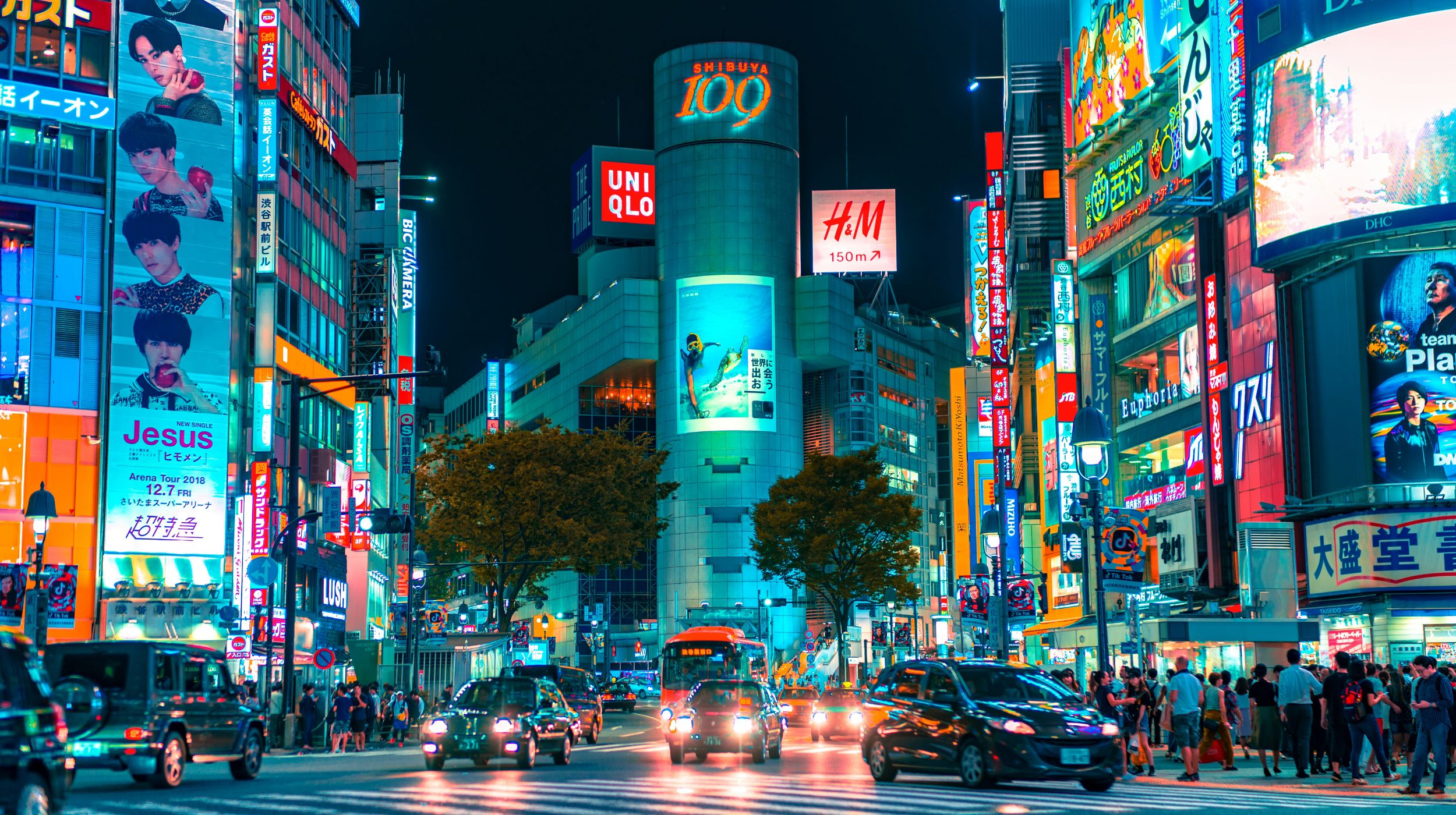 tokyo la nuit au milieu de la route du shibuya crossing