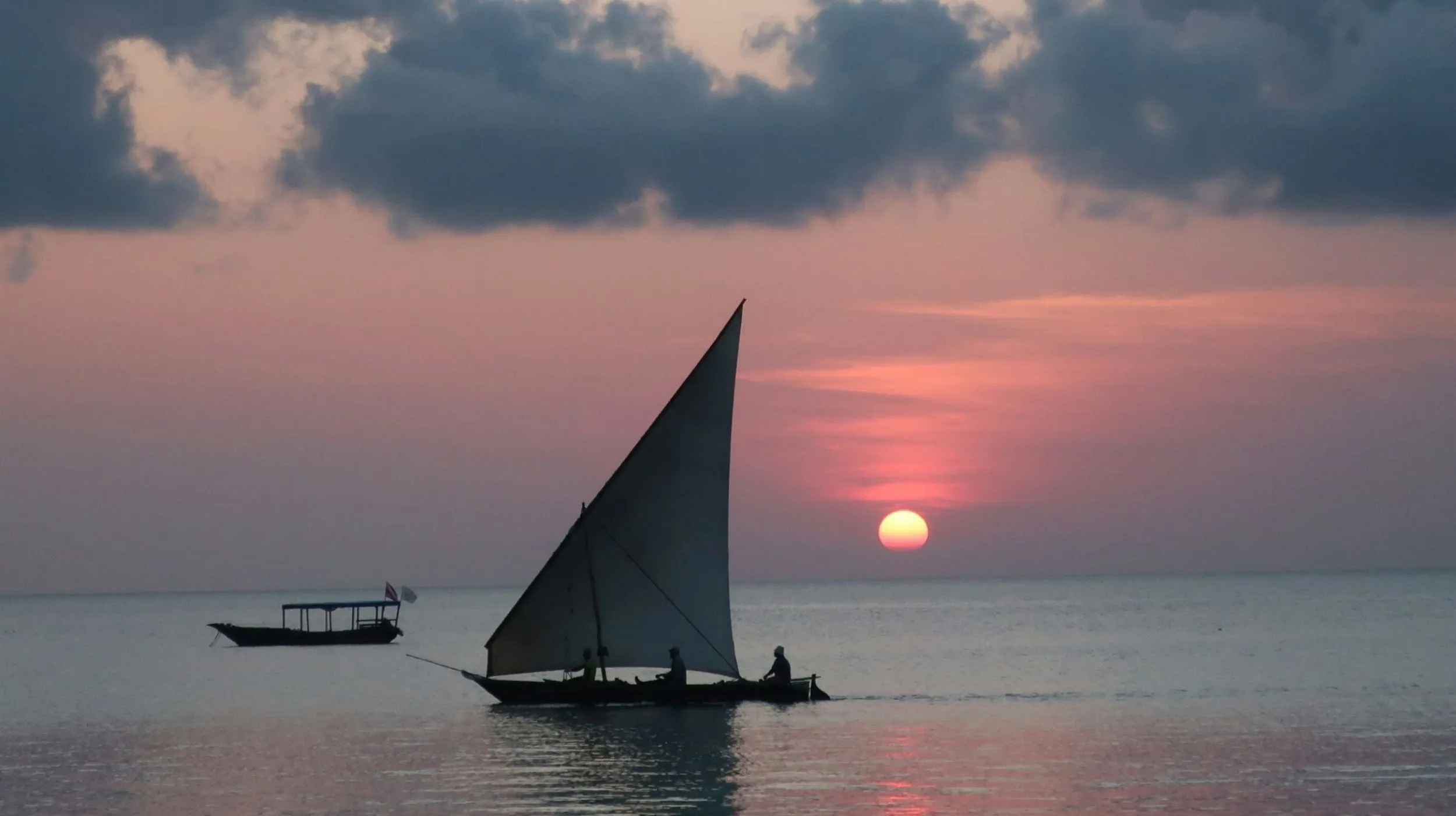 bateau à voile au coucher de soleil