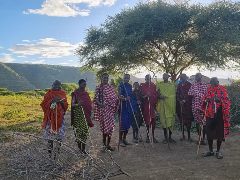 Groupe de Maasai, Afrique du Sud — ambiance authentique sous un ciel lumineux et des paysages verdoyants.