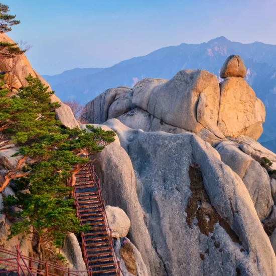 Montagnes majestueuses et sentier en bois, Corée du Sud — Randonnée durant un voyage en Corée du sud