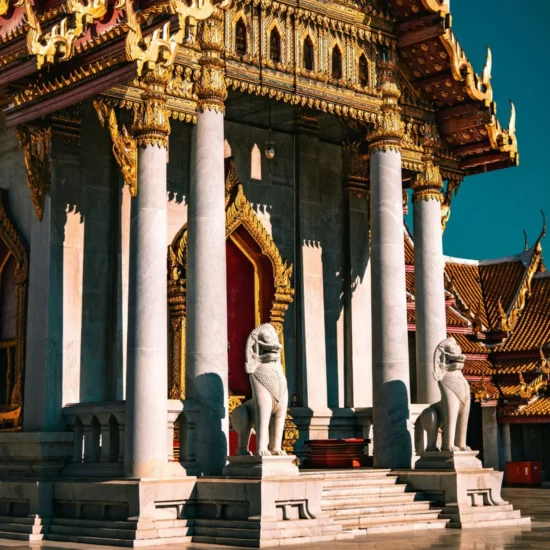 Temple majestueux, Thaïlande — un lieu enchanteur à découvrir, où l'histoire et la culture se rencontrent.