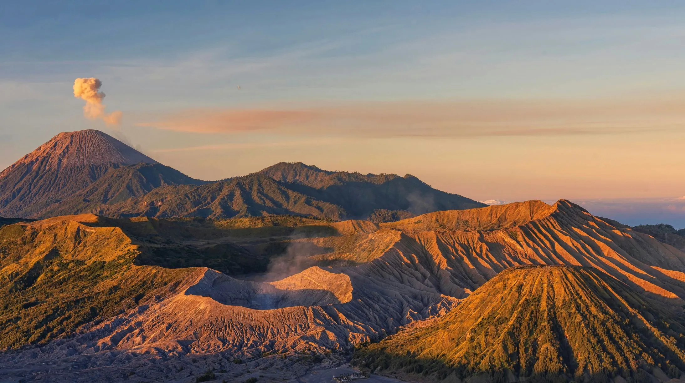 Vulcans Bromo majestueux au coucher de soleil — paysage spectaculaire et enchanteur.