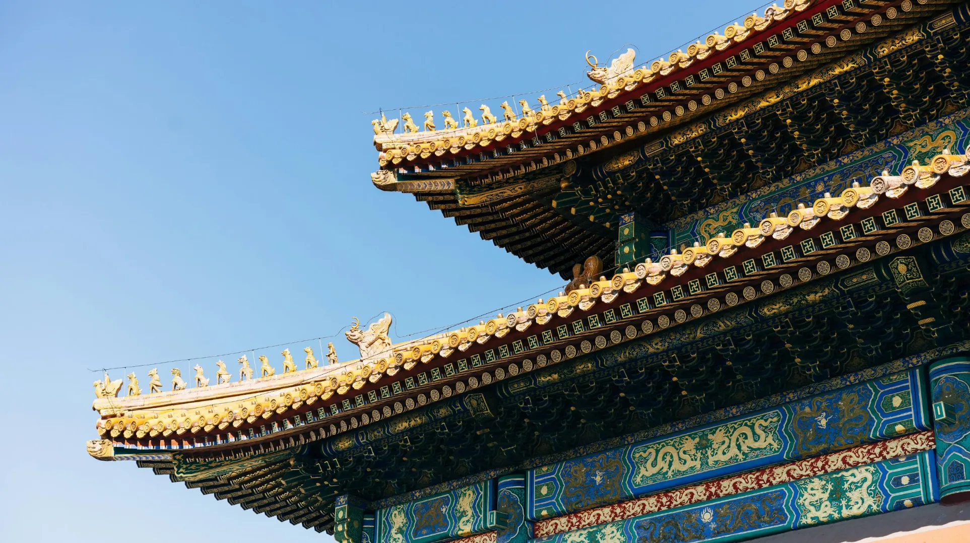 Toit majestueux d'un bâtiment traditionnel — une œuvre d'art architecturale sous un ciel bleu éclatant.