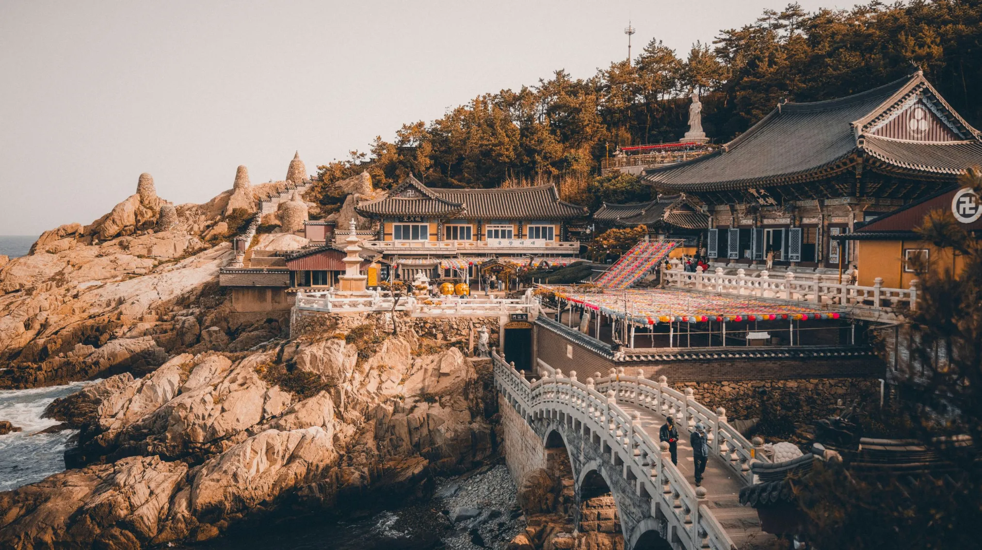Pont pittoresque et temples traditionnels surplombant la mer, Corée du Sud — un lieu enchanteur à découvrir.