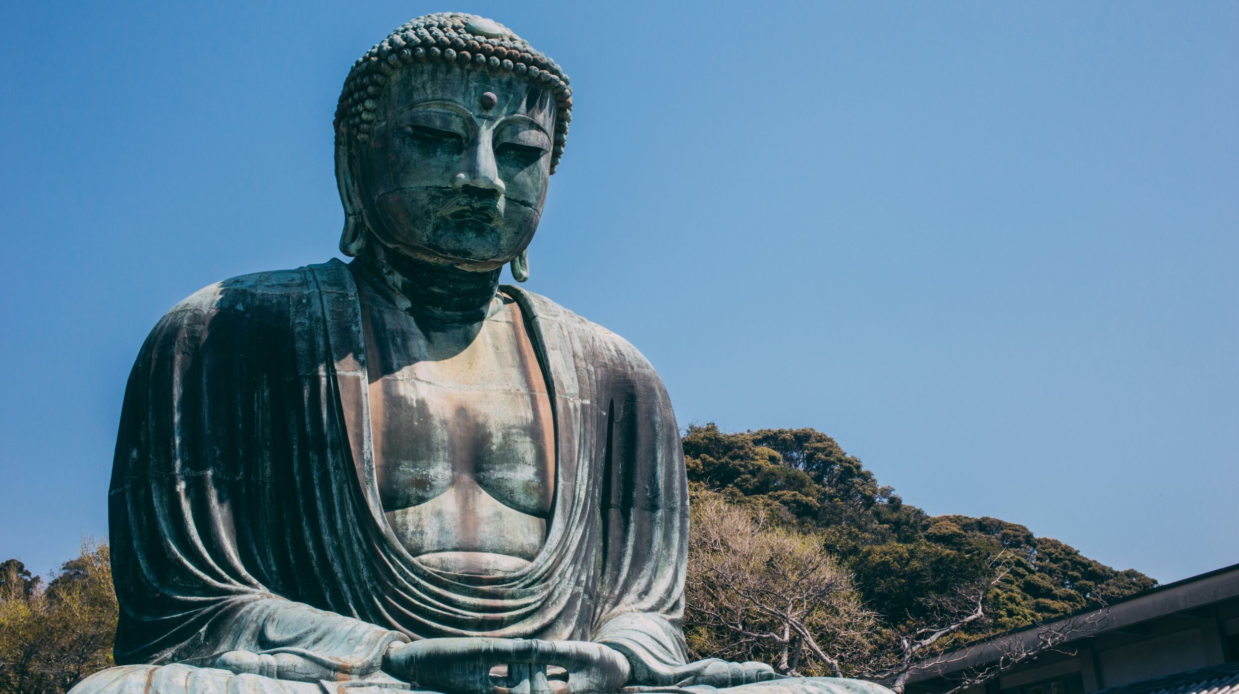 Kamakura, Japon — Statue majestueuse de Bouddha sous un ciel bleu éclatant.