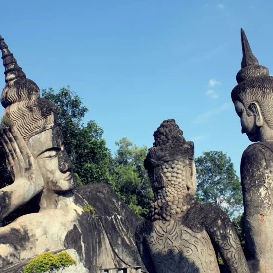 Scène magique en plein air, où des statues majestueuses invitent à la contemplation et à la découverte d'un monde enchanteur.