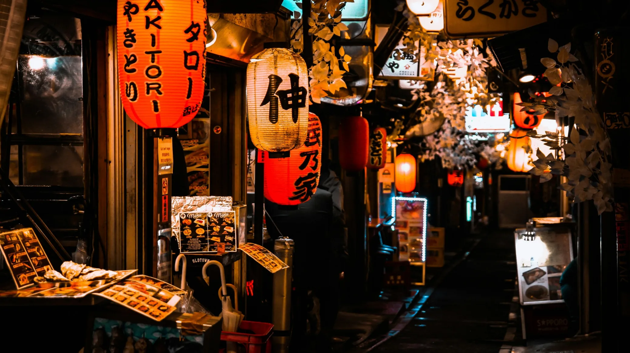 Rue animée avec lanternes colorées, Japon — ambiance chaleureuse et magique en soirée.