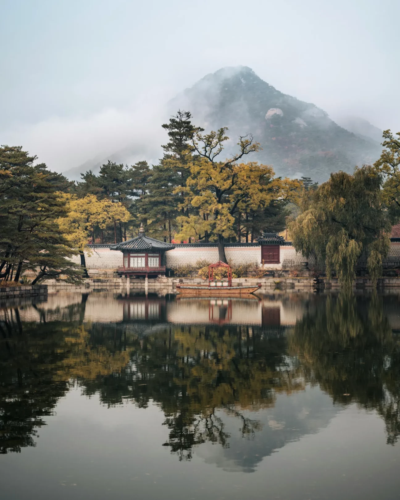 Paysages paisibles et enchanteurs, en Coréeu du Sud à Séoul, au bord d'un lac, entourés de montagnes brumeuses et de végétation luxuriante.