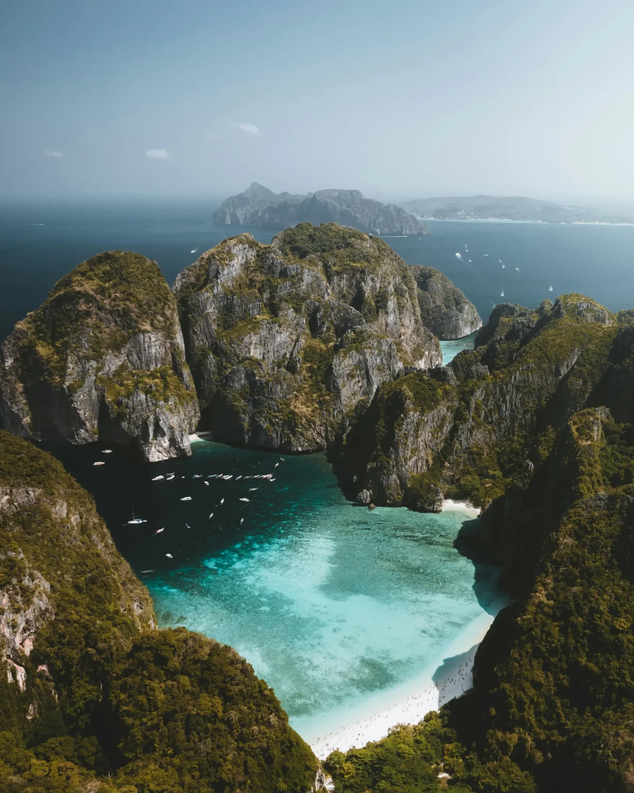 Plage en Thaïlande, idyllique entourée de falaises majestueuses et d'eaux turquoise, paradis tropical à explorer.