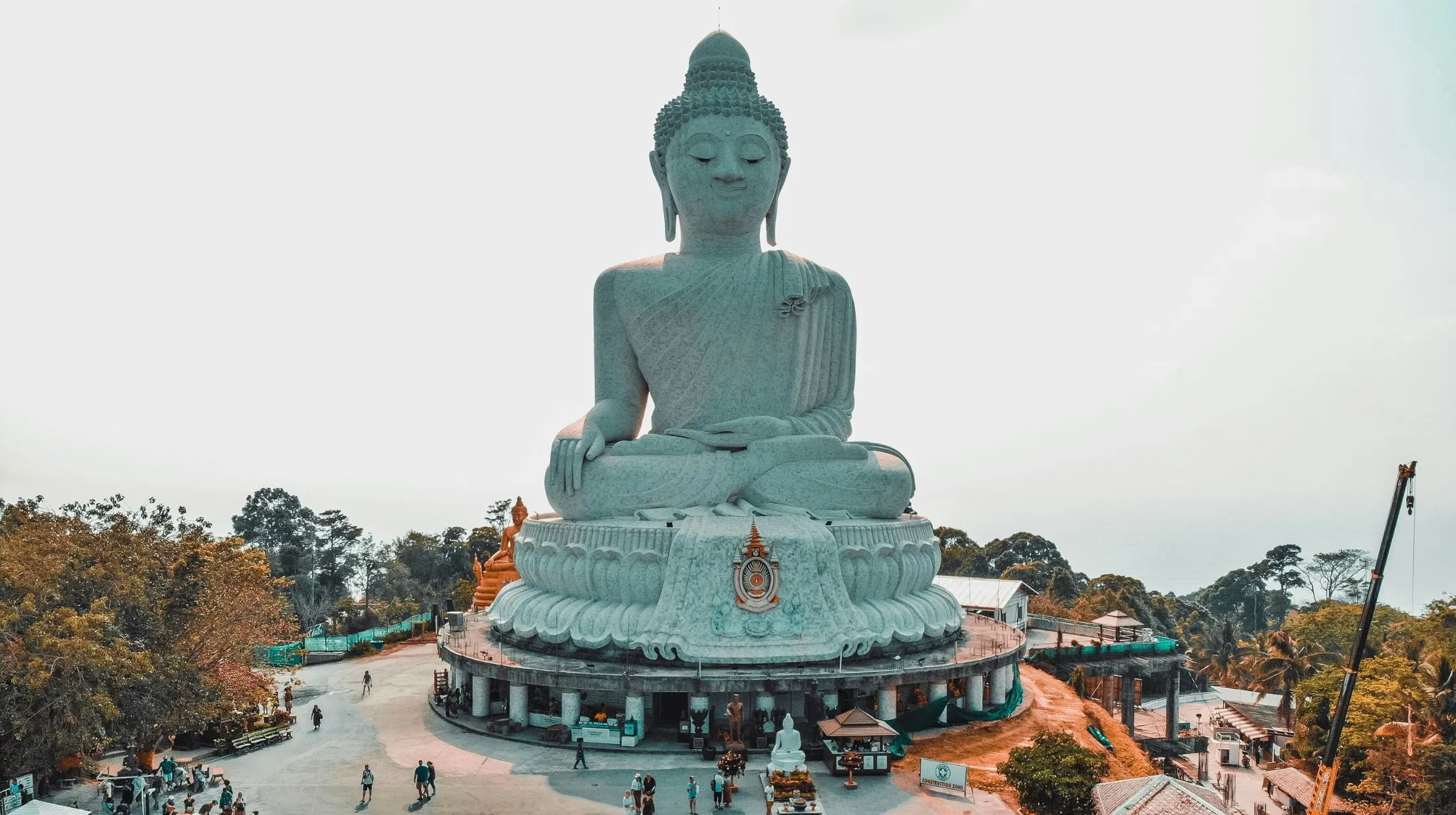 Statue de Bouddha, Thaïlande, Phuket — monument majestueux entouré d'une nature luxuriante et apaisante.