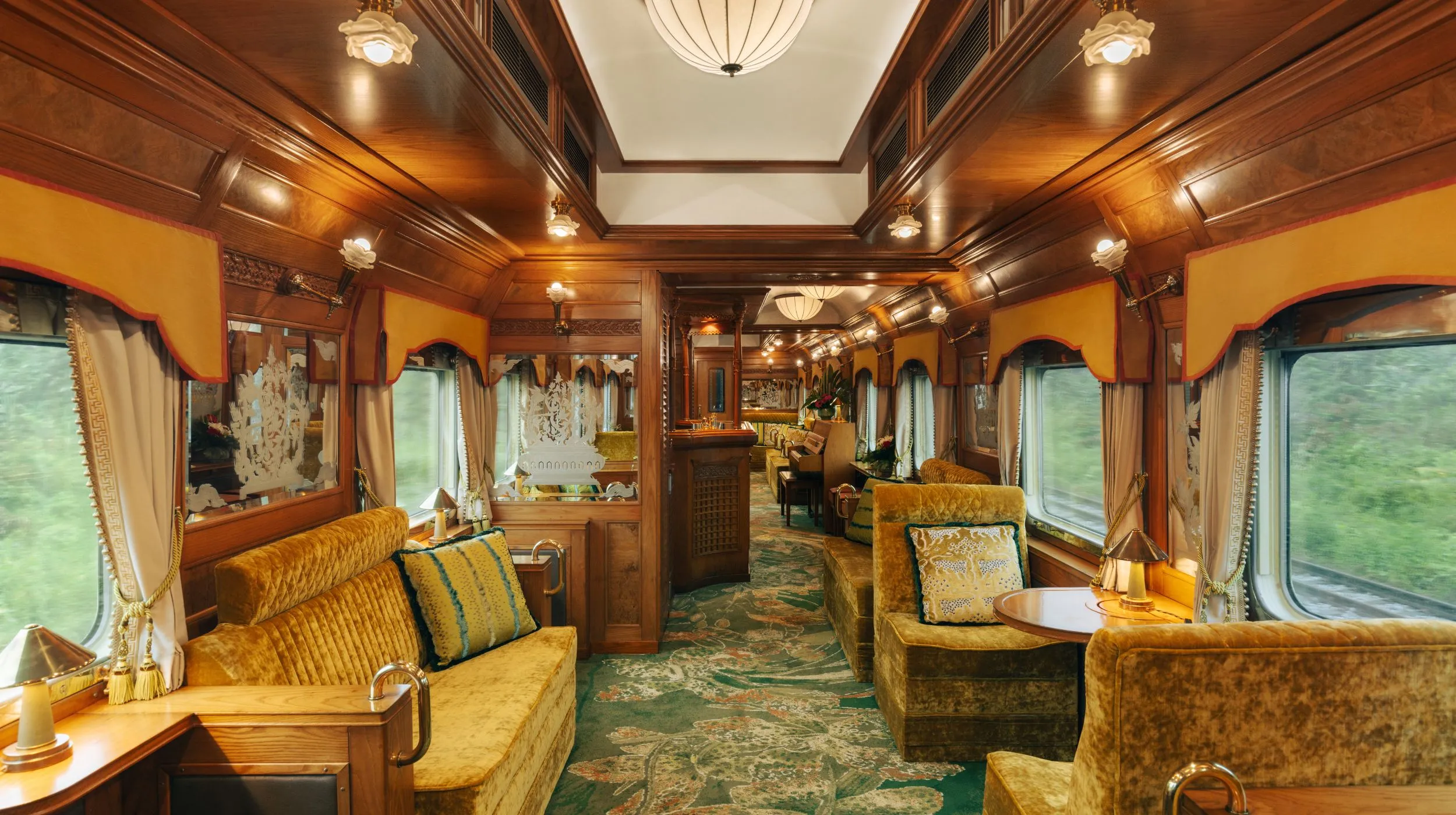 Intérieur d'un train luxueux — ambiance chaleureuse et raffinée avec des sièges confortables et un décor élégant.