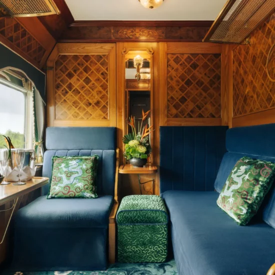 Intérieur élégant d'un train de luxe - le orient express, avec des sièges confortables et une décoration raffinée en bois.
