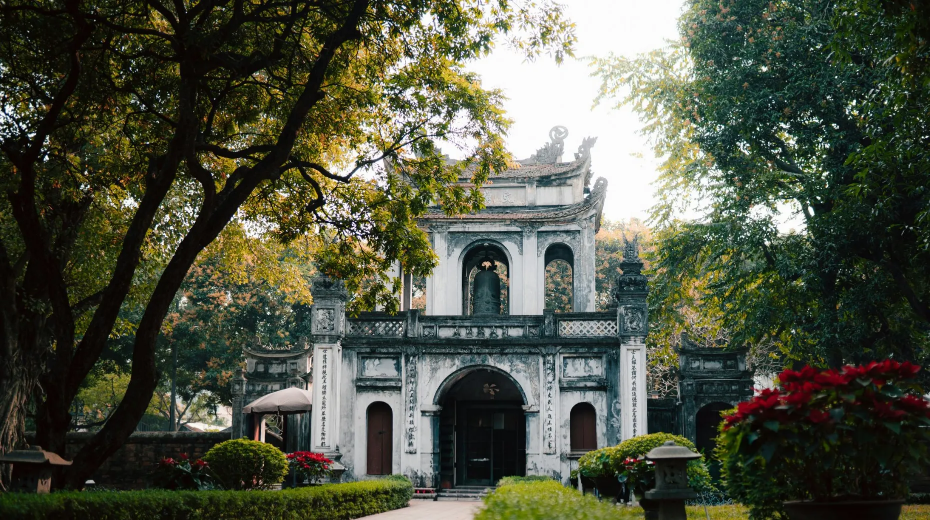 Temple historique à Hanoi au Vietnam entouré de verdure, Vietnam — un lieu enchanteur et paisible pour une escapade mémorable.