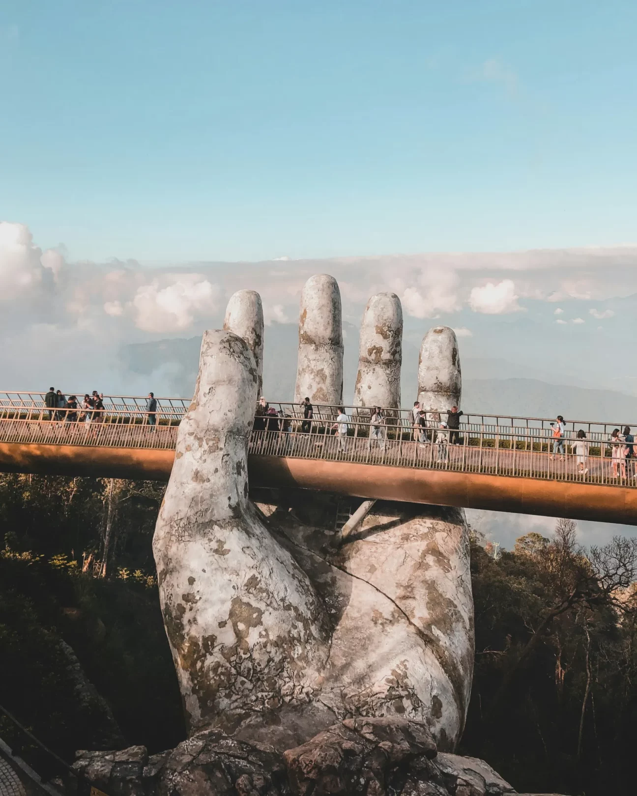 Main géante tenant un pont, Vietnam — un spectacle époustouflant au sommet des montagnes.