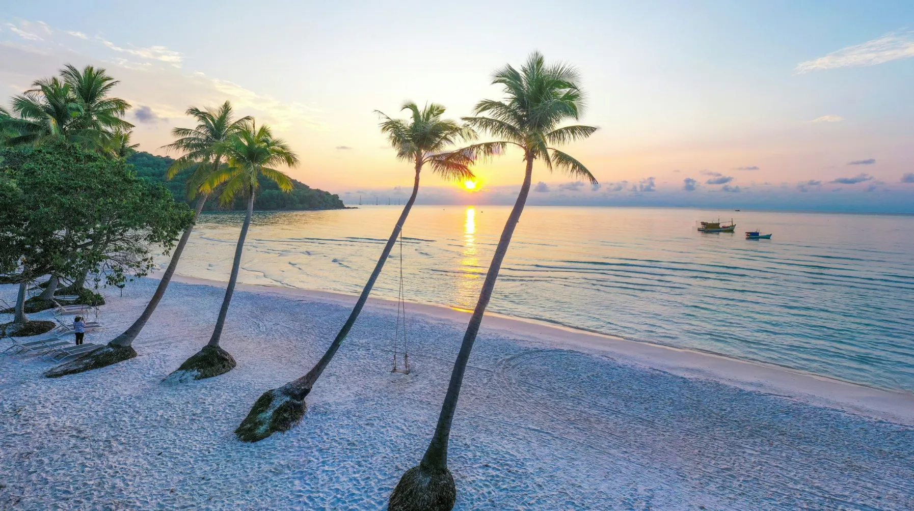 Vietnam- Plage de  Phu Quoc, tranquille avec palmiers, reflet du soleil sur l'eau, ambiance idyllique et apaisante.