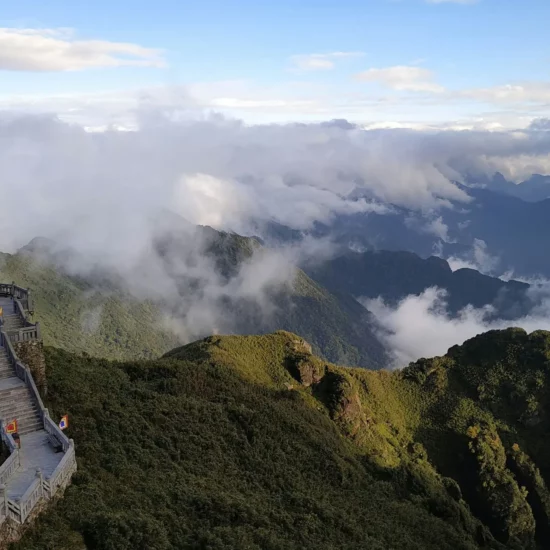 Émerveillez-vous devant les paysages époustouflants des montagnes enveloppées de nuages, un voyage à vivre intensément.