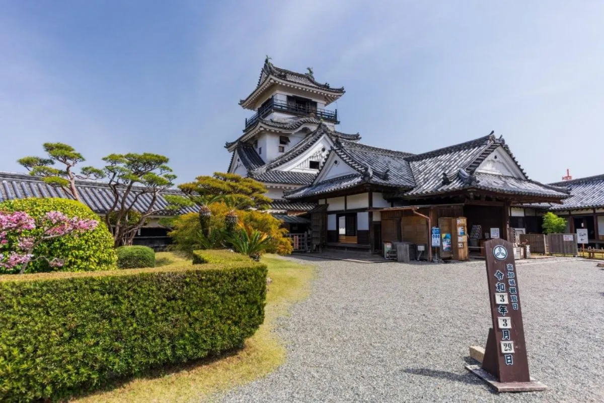 Japon — un château majestueux se dévoile au cœur d'un jardin paisible, invitant à une exploration inoubliable.