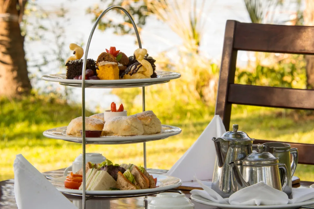 Un moment de détente enchanteur autour d'un thé raffiné, face à des paysages apaisants et tropicaux.