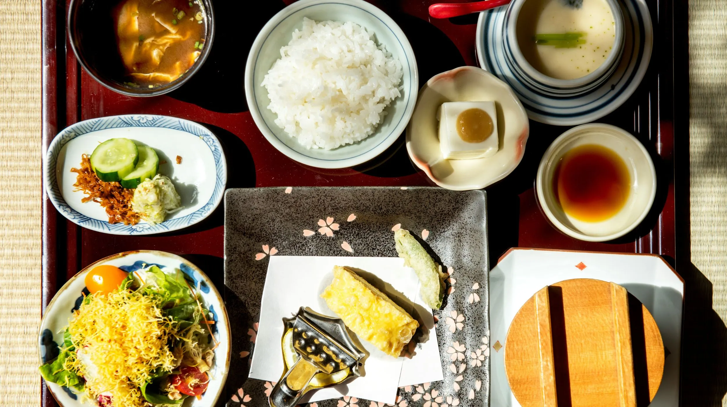Repas traditionnel japonais — un plateau coloré avec du riz, des légumes frais et des plats savoureux.