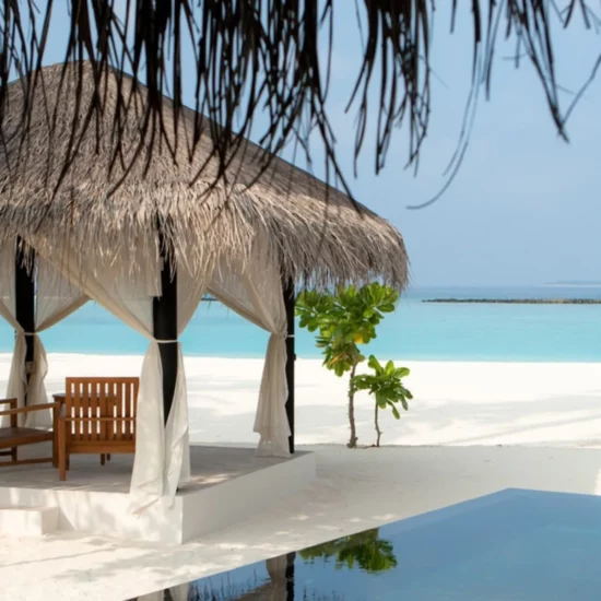 Un coin de paradis — un abri paisible face à une mer turquoise, invitant à la détente et à l'évasion.