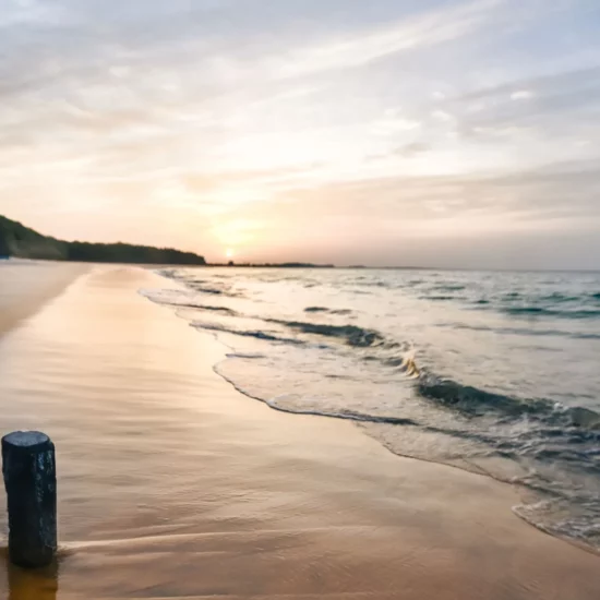 Plage idyllique au coucher de soleil — une invitation à explorer des horizons enchanteurs et à personnaliser votre voyage.