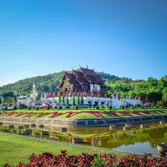 Temple à Chiang Mai colorée avec un joli jardin durant un voyage