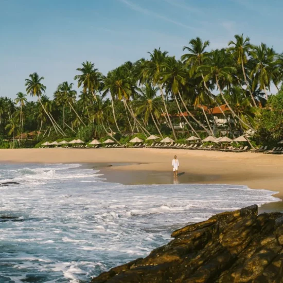 Plage au Sri Lanka avec une femme qui marche