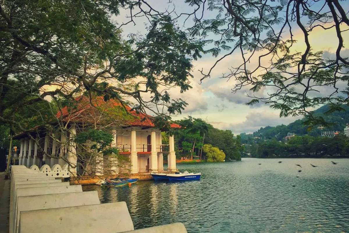 lac de kandy avec vue sur le temple