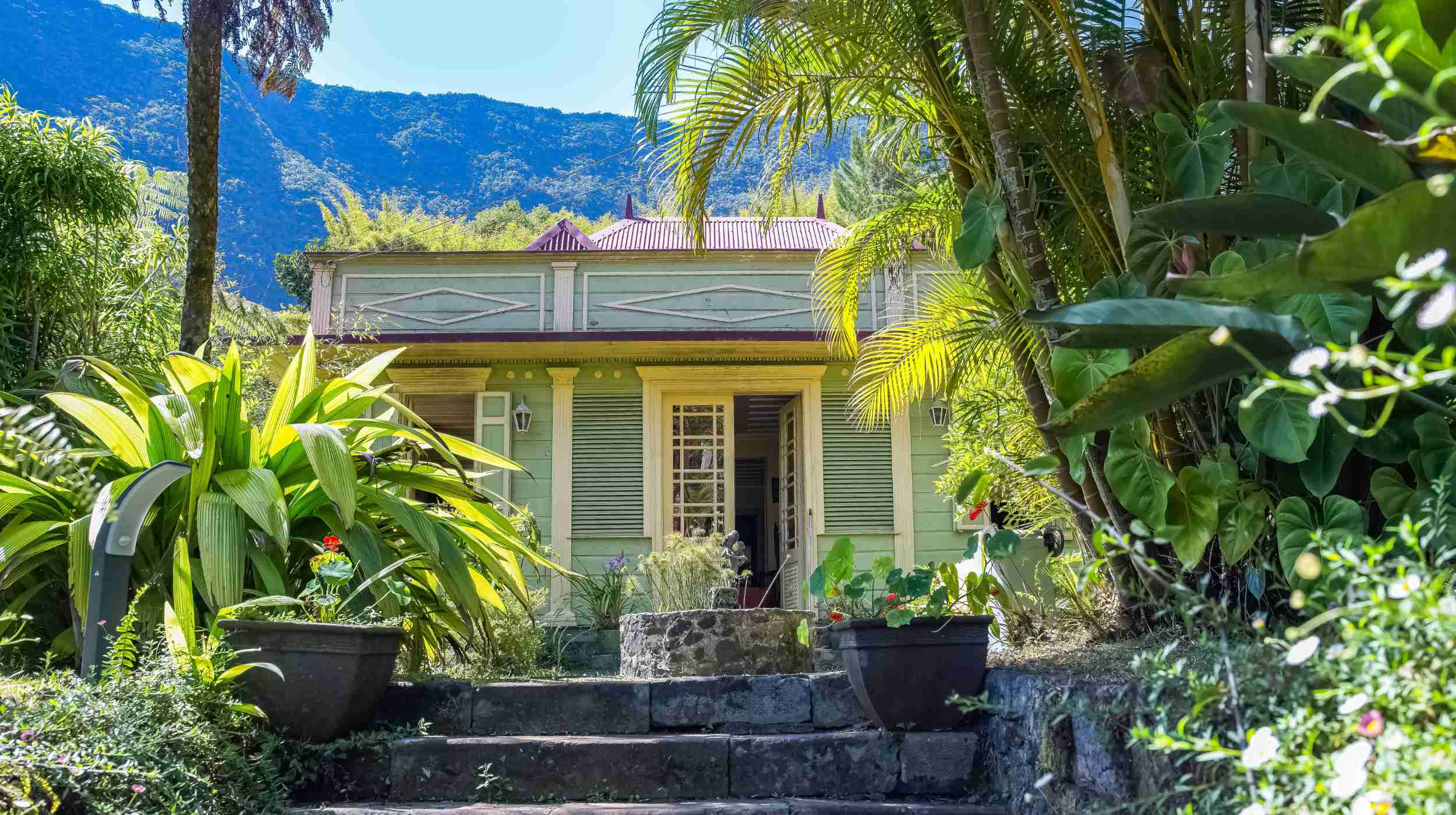 Le cirque de Salazie, classé au patrimoine mondial de l’UNESCO, est le plus verdoyant de La Réunion. Entre cascades impressionnantes et végétation luxuriante, il abrite le charmant village d’Hell-Bourg, réputé pour ses maisons créoles colorées. Un lieu idéal pour une immersion authentique et des balades nature au cœur d’un décor tropical exceptionnel.