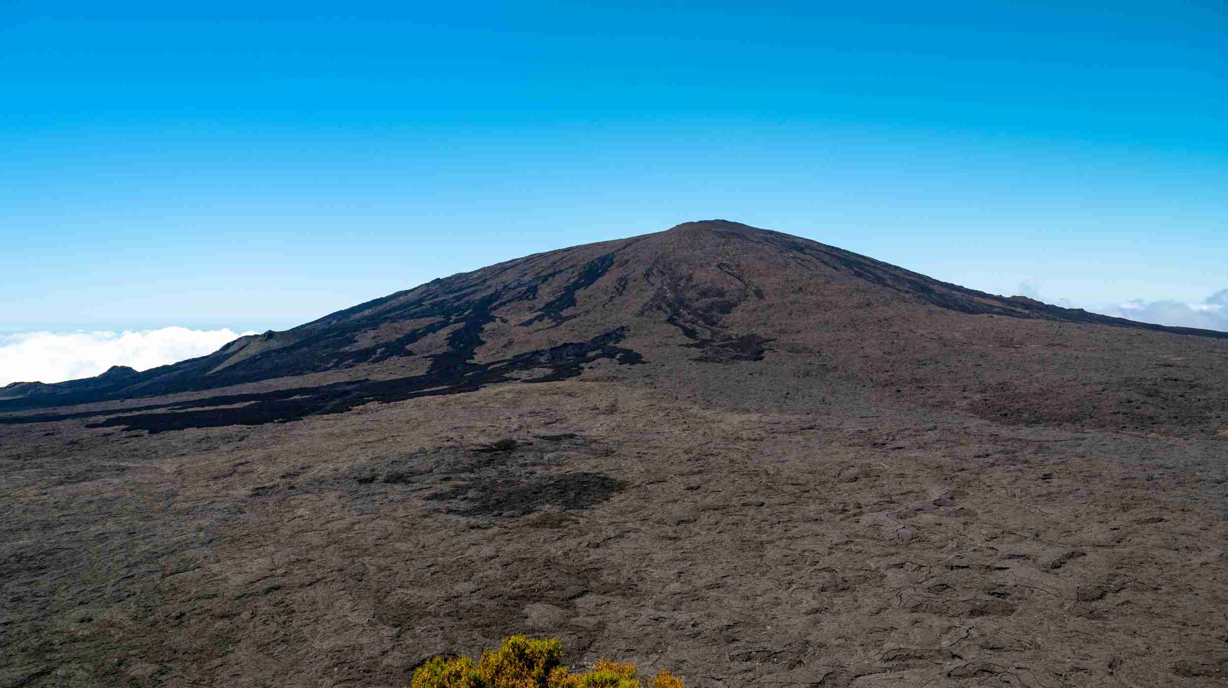 Le Piton de la Fournaise, l’un des volcans les plus actifs au monde, est un incontournable de La Réunion. Accessible depuis la Plaine des Cafres, il offre des paysages lunaires spectaculaires et des randonnées uniques au cœur d’un environnement volcanique fascinant. Une expérience inoubliable pour les amateurs de nature, parfaite pour découvrir la puissance brute de l’île.