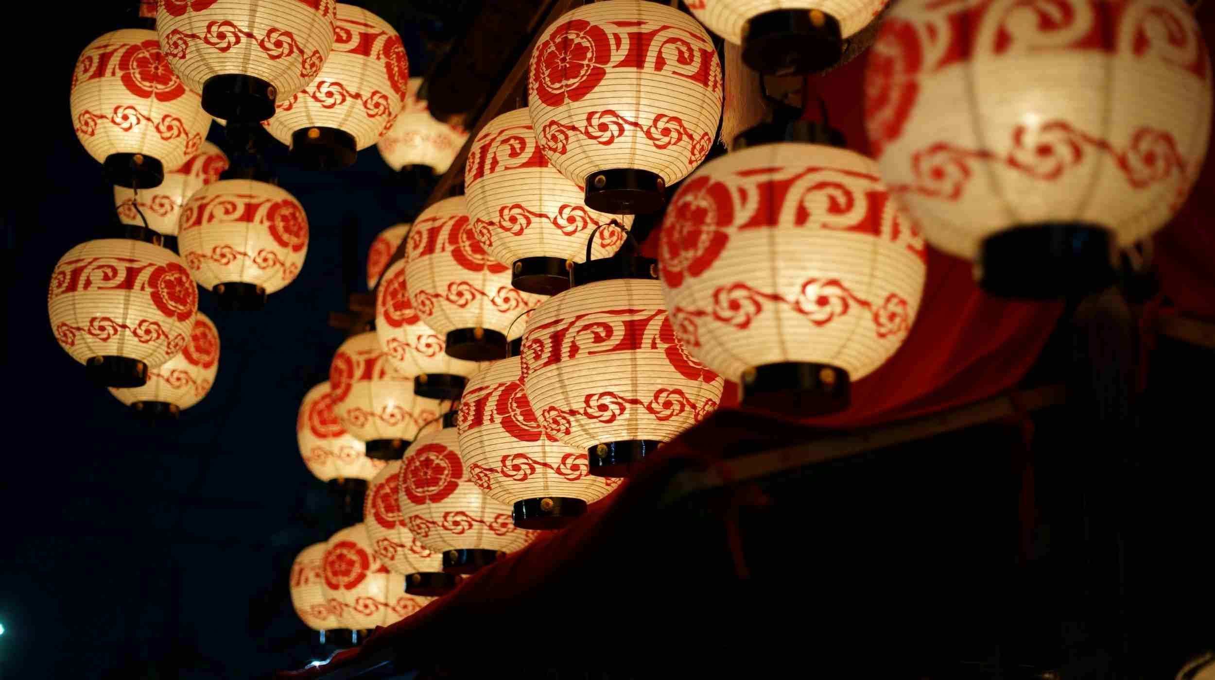Lanternes japonaises traditionnelles illuminées de nuit – ambiance typique lors d’un voyage au Japon