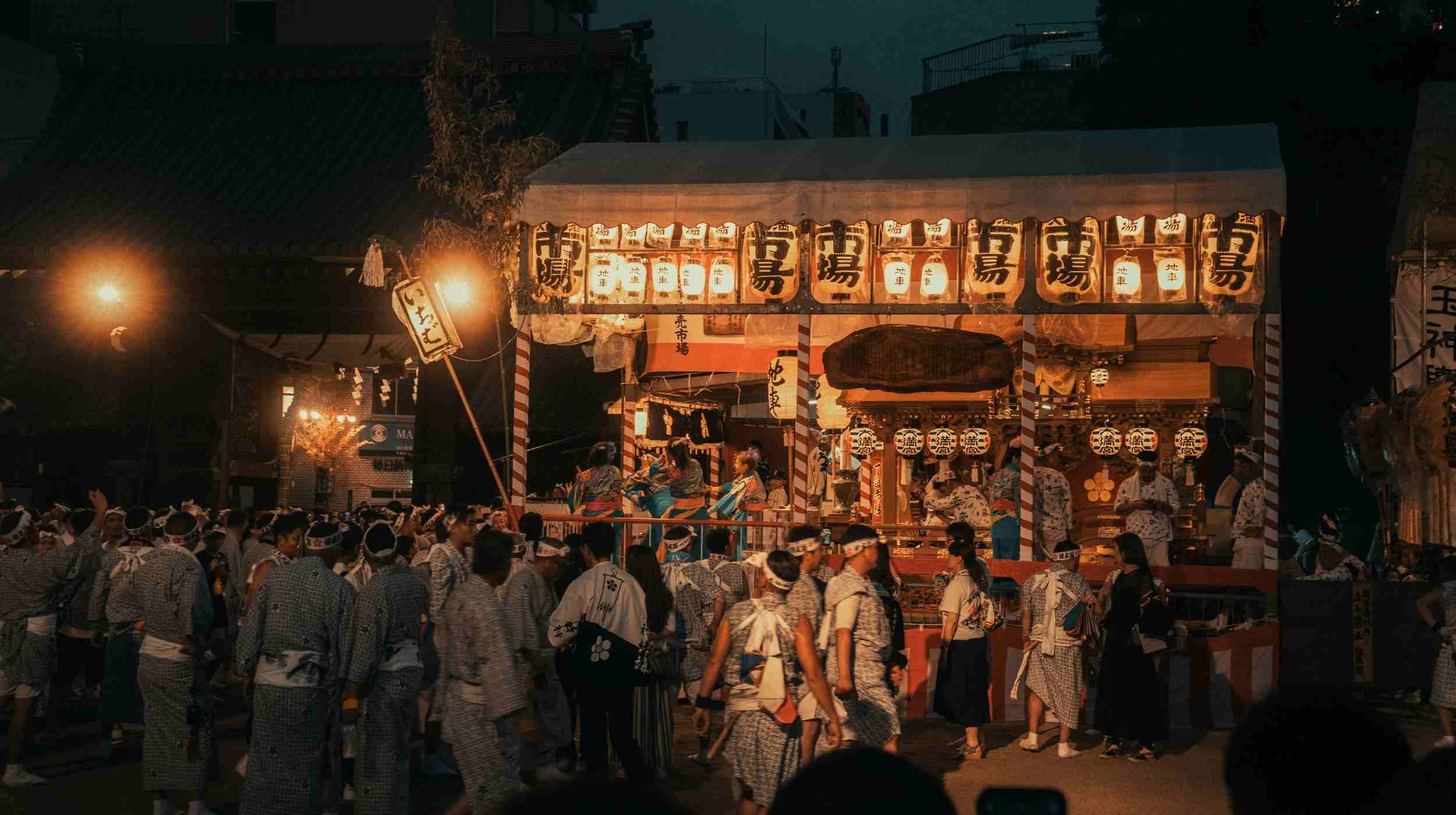 Festival traditionnel au Japon de nuit avec temple illuminé et foule en kimono – expérience culturelle lors d’un voyage au Japon