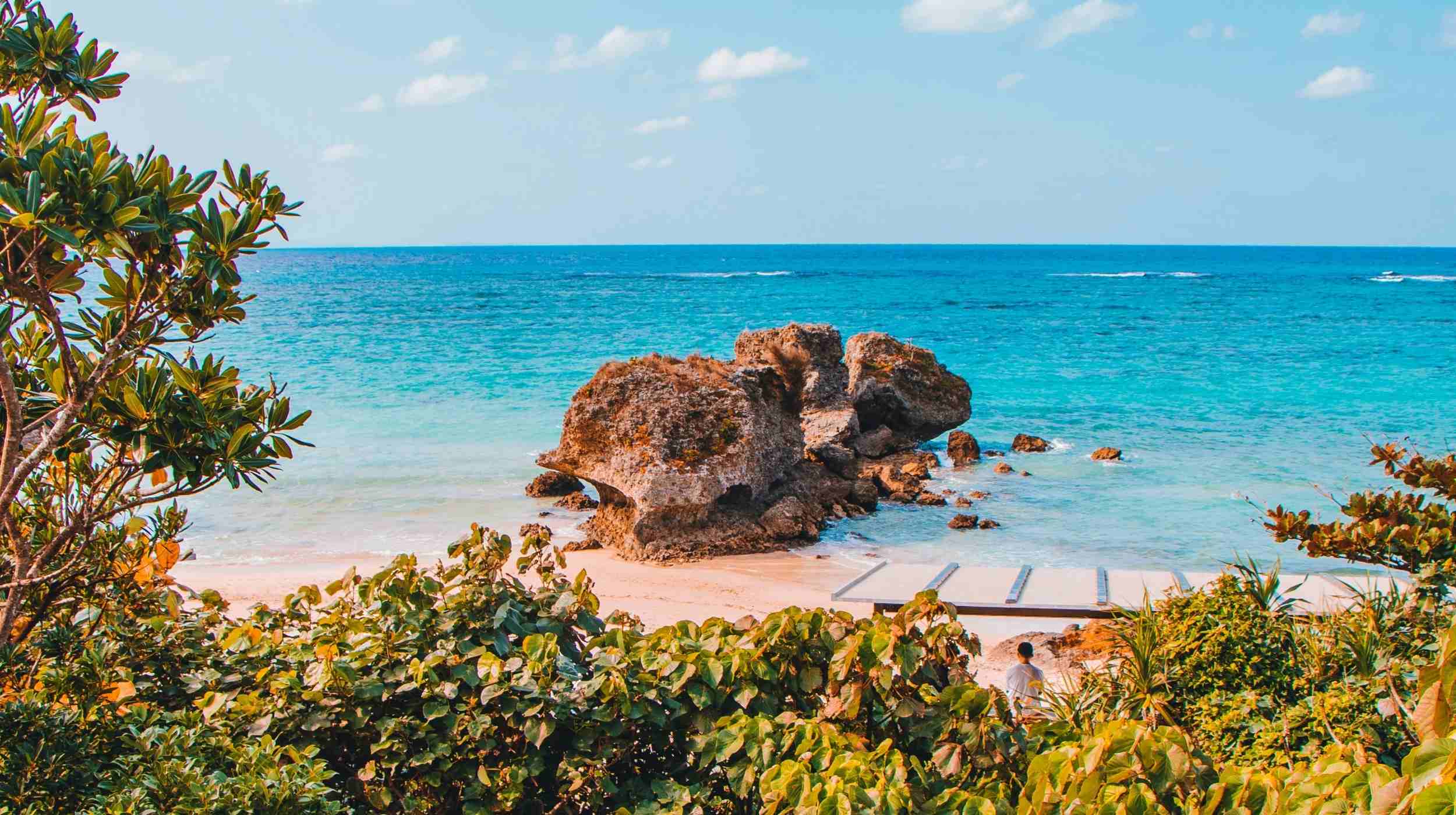 Voyage au Japon en été : plage d’Okinawa aux eaux turquoise et sable fin