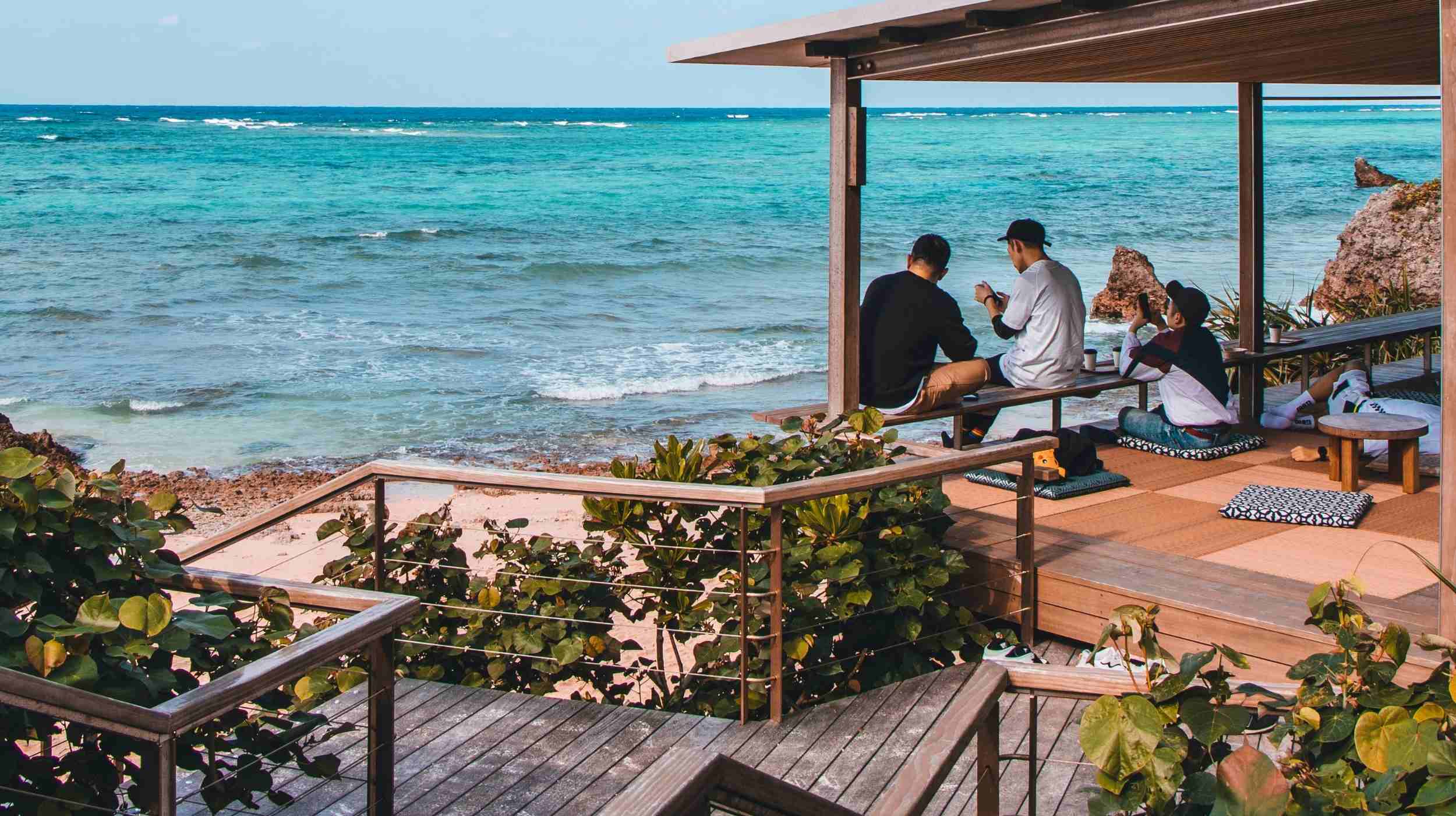 Terrasse en bord de mer à Okinawa au Japon avec vue sur l’océan turquoise – expérience de voyage détente au Japon